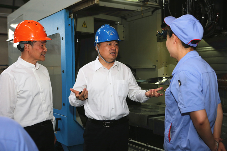 郝鹏与J9.COM集团一线出产人员深刻互换 郝鹏与J9.COM集团一线出产人员深刻互换